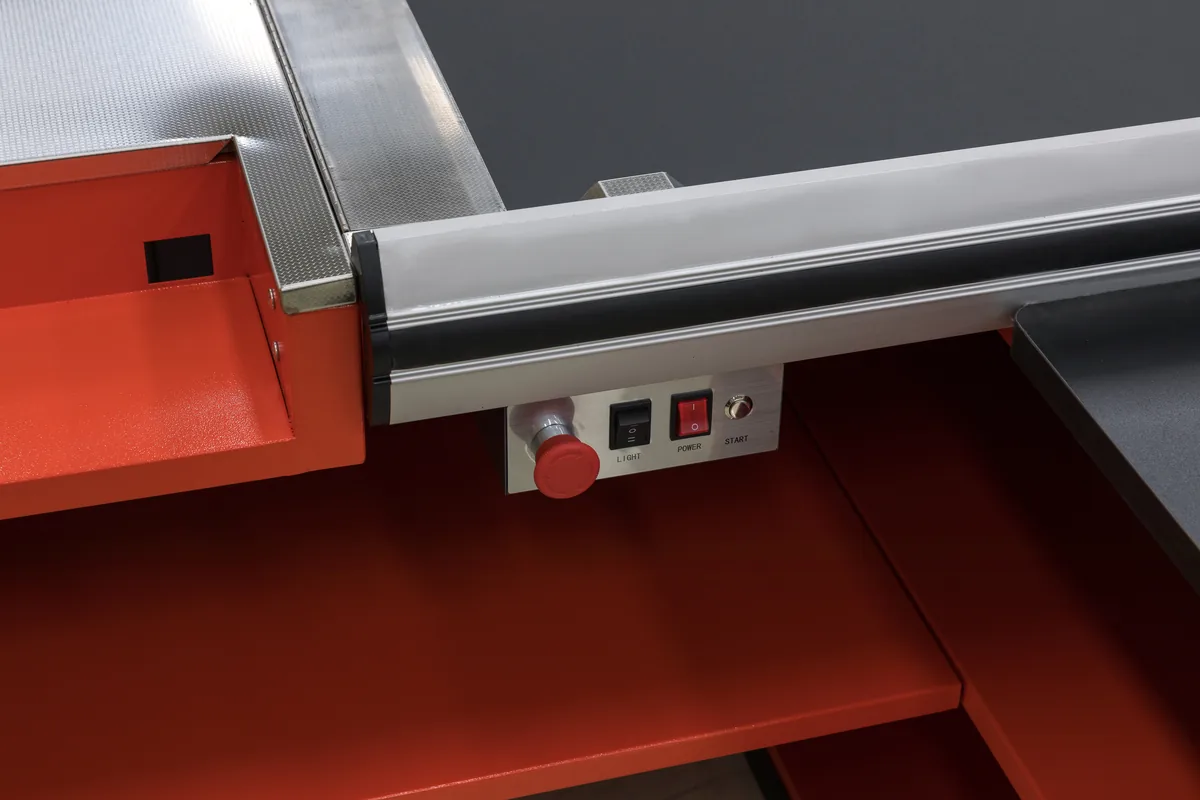Belt start, stop and emergency stop controls under the front edge of the worktop