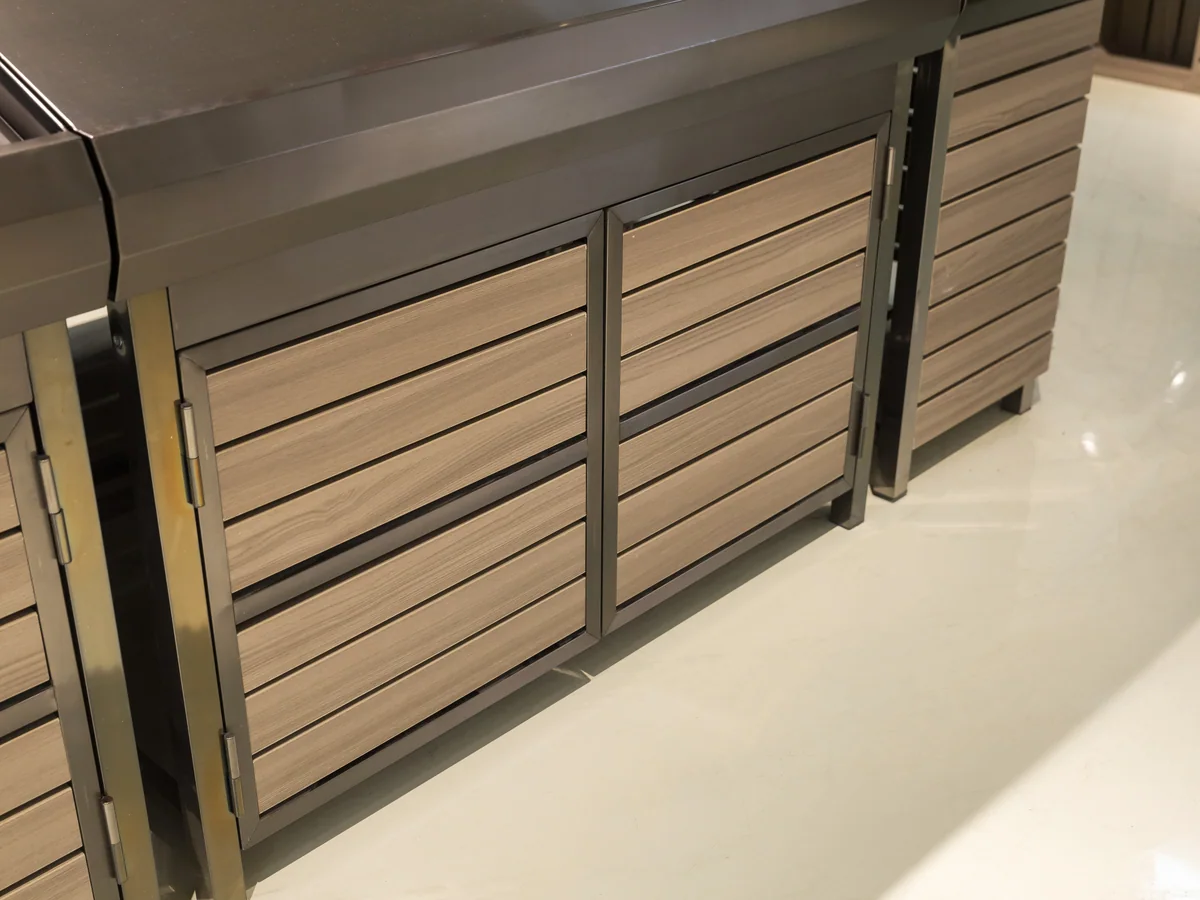 Close-up of the dark deck surface with the frame edge