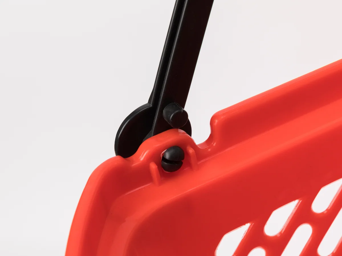 Close-up of the rear wheels mounted at the corners of the basket