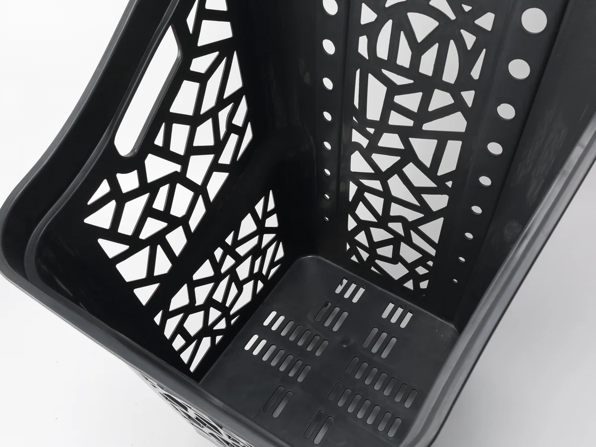 Close-up of the stack nesting between two baskets