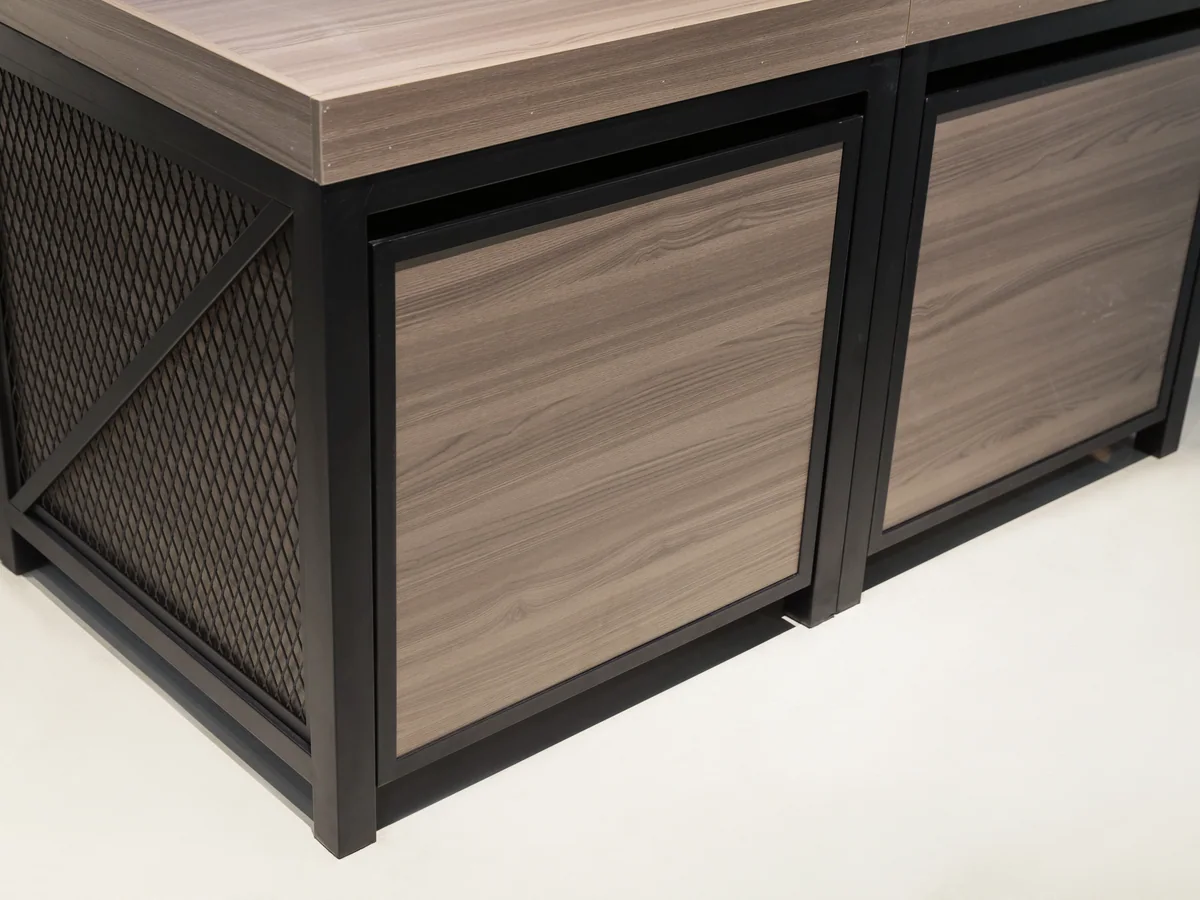 Close-up of the timber top divided into four quarters by the frame below