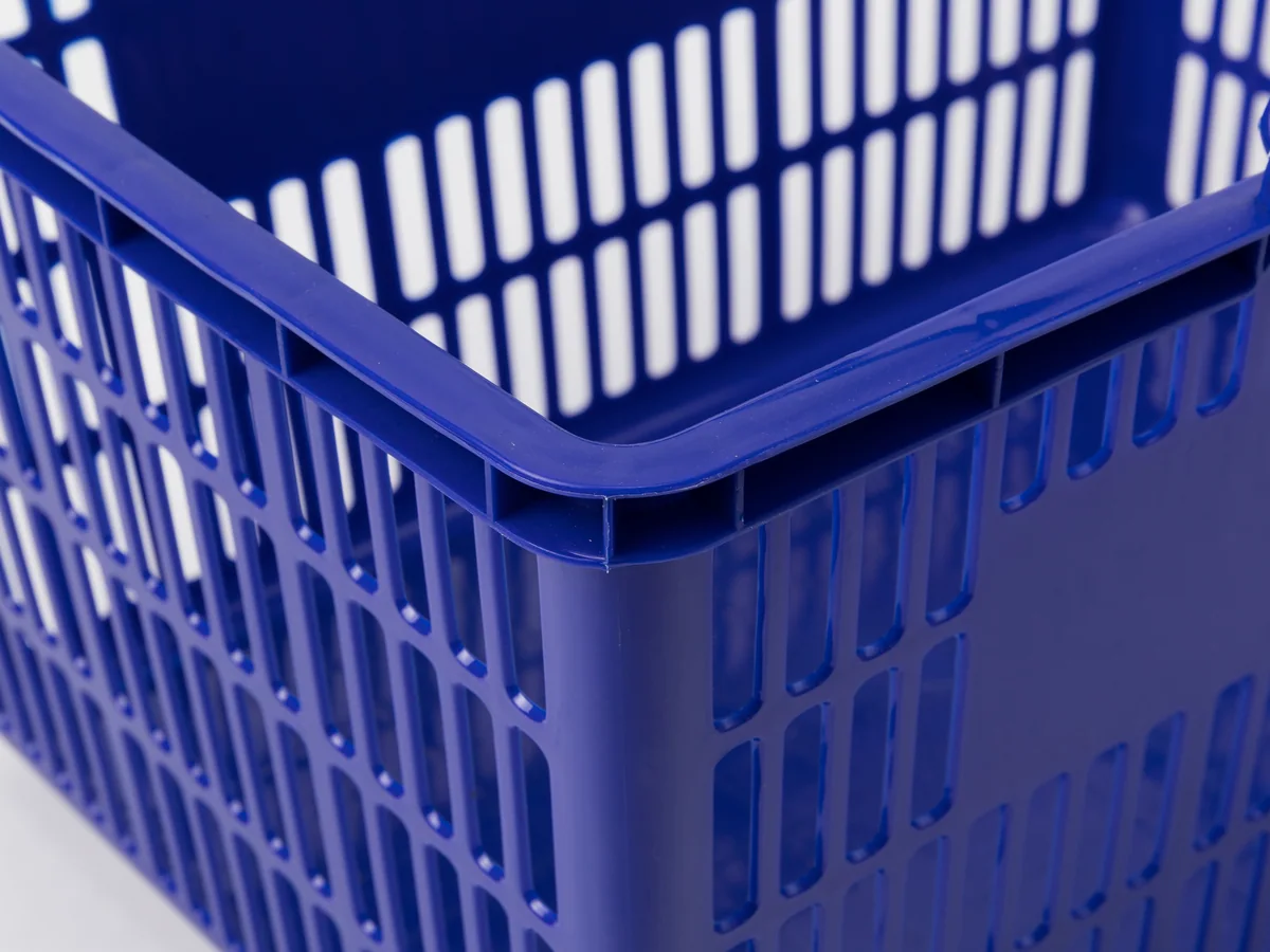 Close-up of the twin handles folded onto the rim