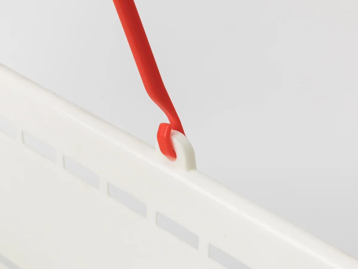 Close-up of the white body with contrasting red handles