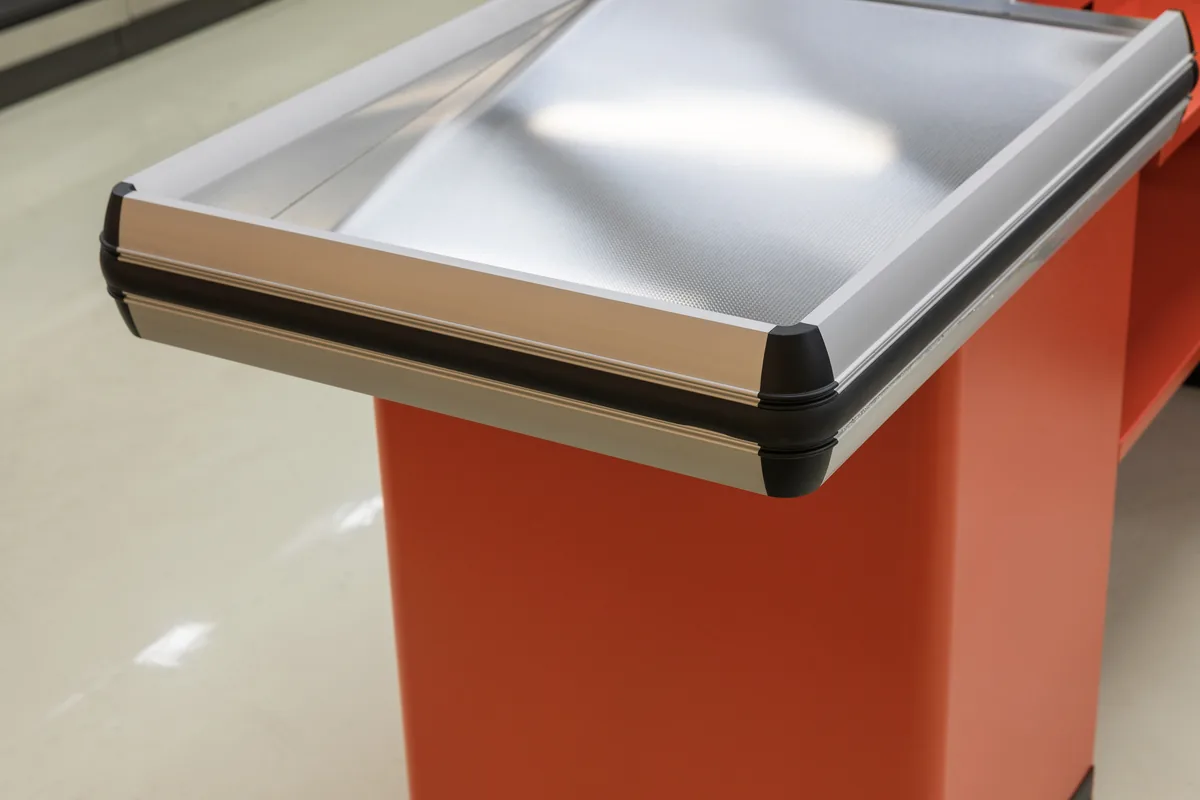 Moulded corner cap closing the aluminium border at the end of the worktop