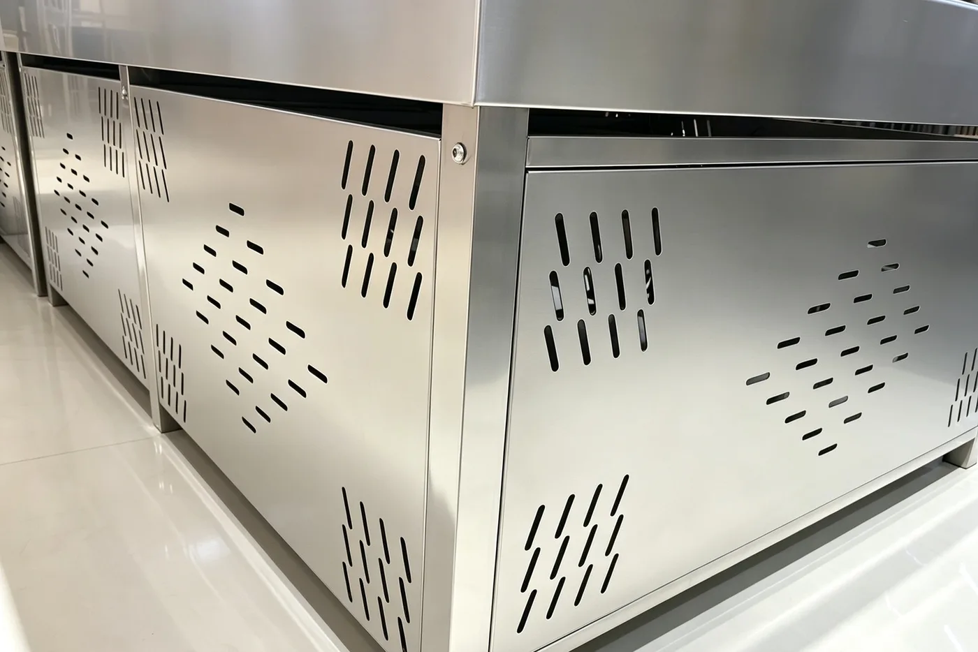 Stainless steel fresh-food table built in the Keshun stainless workshop, polished to one surface grade