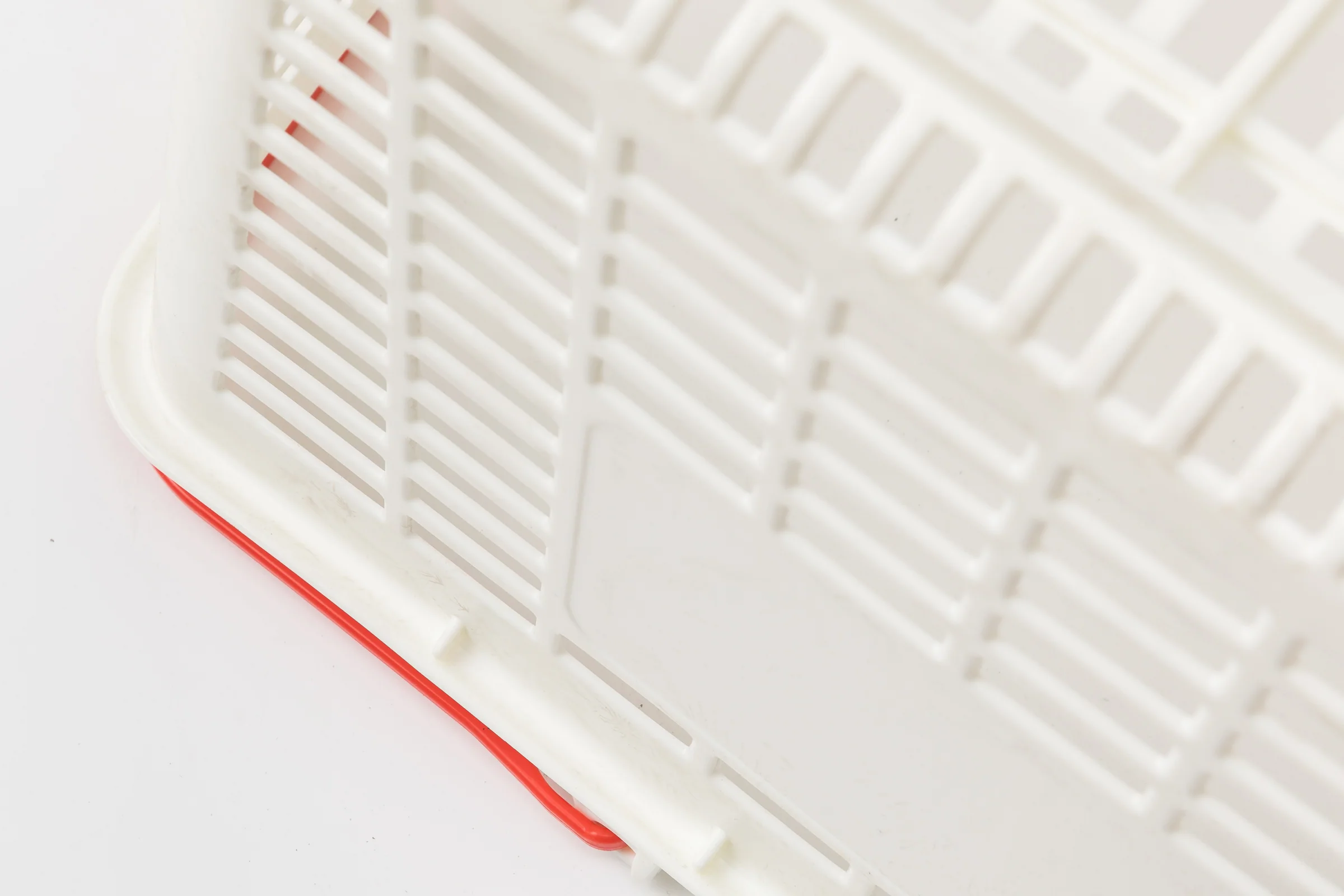Keshun white hand basket with red handles for supermarket use